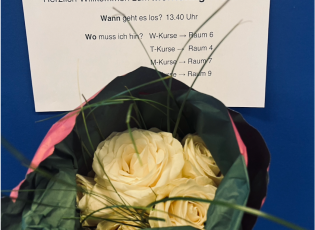 Nicht nur Blumen gab es am Freitag, den 8. März am Studienkolleg! – das Mentoring-Treffen im Sommersemester 2024